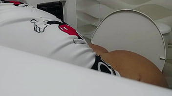 ATRAPANDO EL HERMOSO CULO DE MI MADRASTRA EN EL BAÑ_O